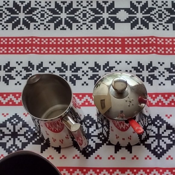 2nd. 2 Beautiful red ceramic dinner plates (12 plates total). Made in Italy - Picture 11 of 14